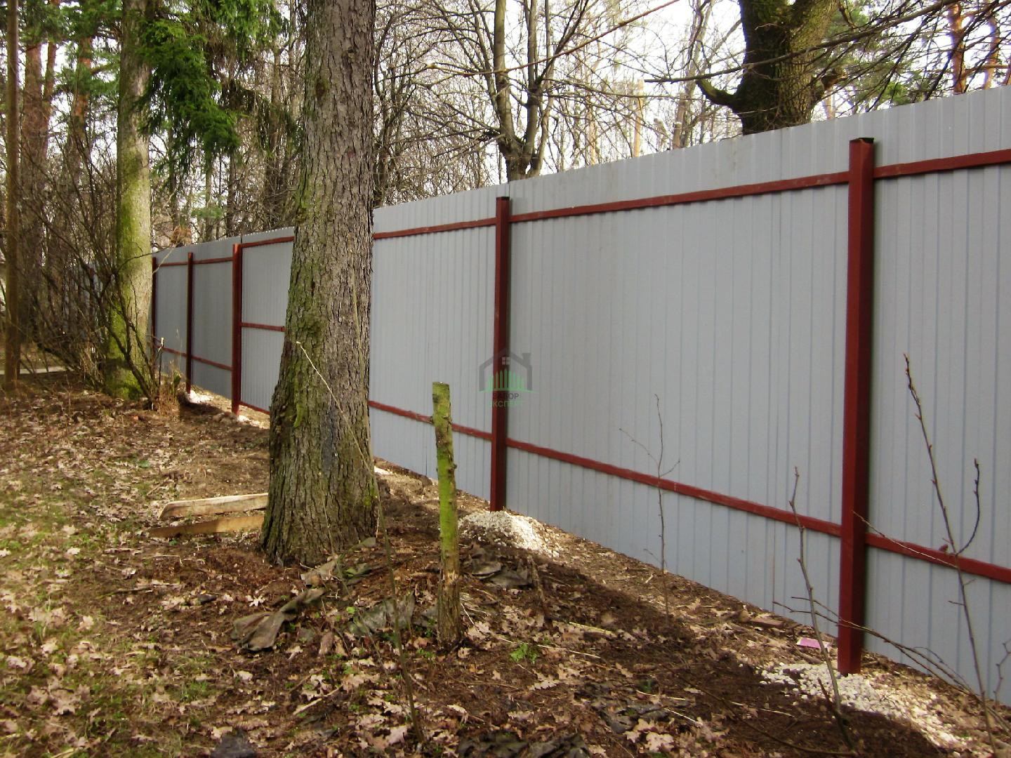 Сколько стоит построить метр забора. Забор из профнастила. Забор из профлиста с металлическими столбами. Профлист забор монтаж. Забор 10 метров.